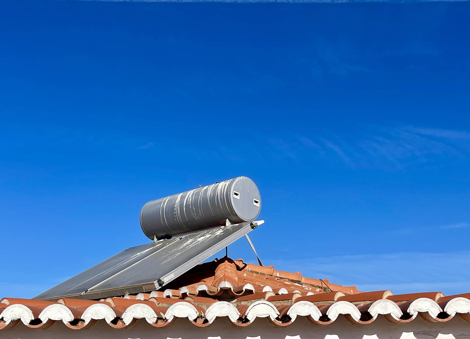 Flat‑plate solar water heater installed by AquaCore